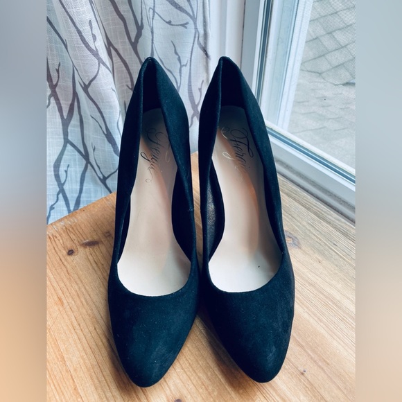 FERGIE Black Heels 9 - Picture 2 of 3